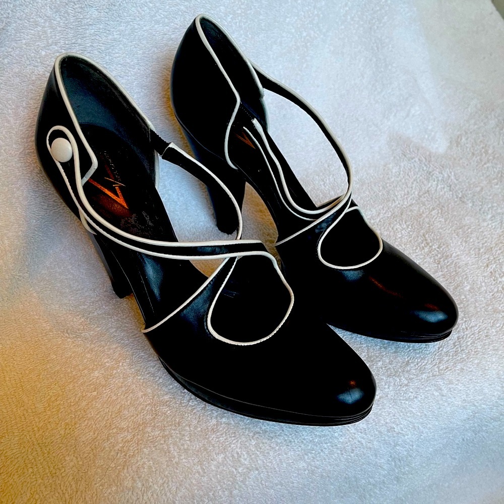Sz 6 1/2 Vince Camuto heels black and white new never been used